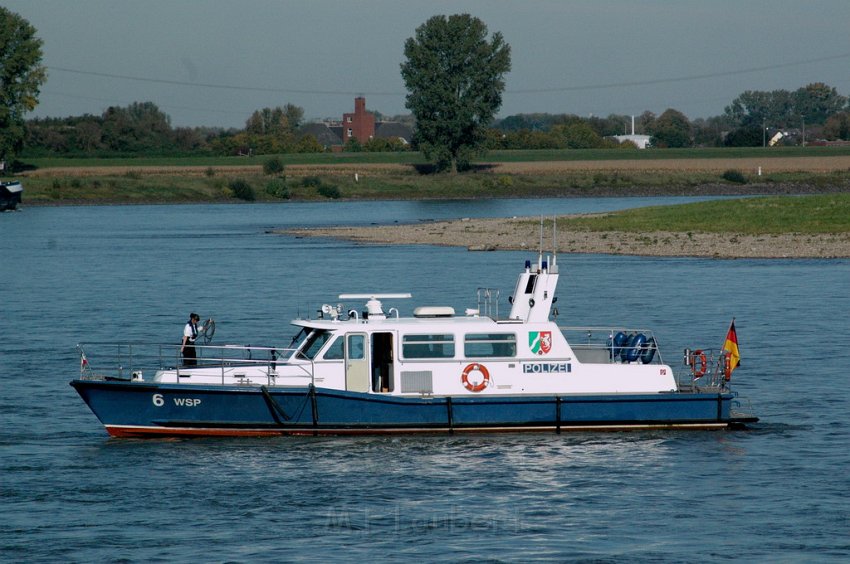 LKW faehrt in den Rhein Langel Hitdorf Faehre P183.JPG